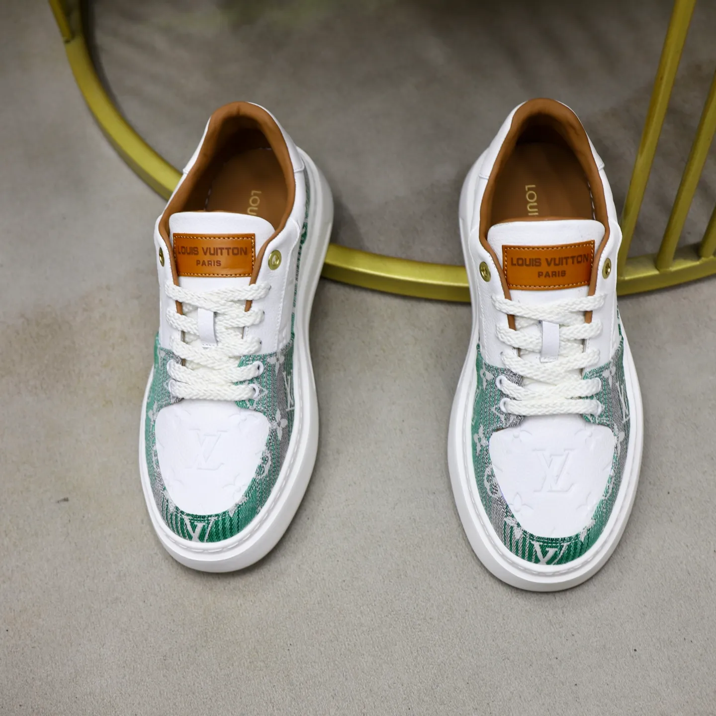 Ex-factory price: 480💰🙅‍♂️🙅‍♂️🙅‍♂️ Brand: LV Louis Vuitton Standard code: 38-44 (45 customized) Grade: Same as the official website Material: Original fabric Comfortable cowhide lining Increased lightness, wear-resistant and soft outsole Style category: Men's fashionable casual shoes Running sneakers Distinguished luxury brand elements Top luxury Color: actual picture color